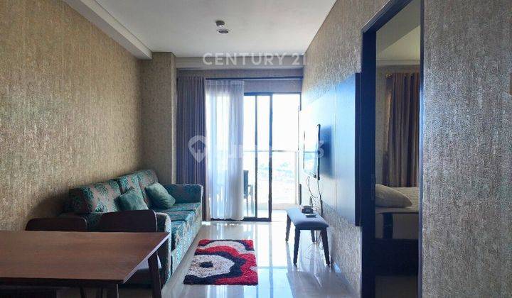 ruang tamu apartemen full furnish view perkotaan