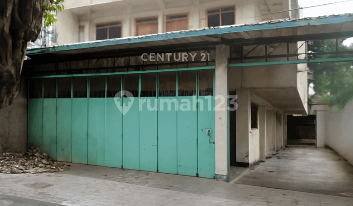 Roadside Shophouse on Main Street in Jogja City Ideal for Business 1