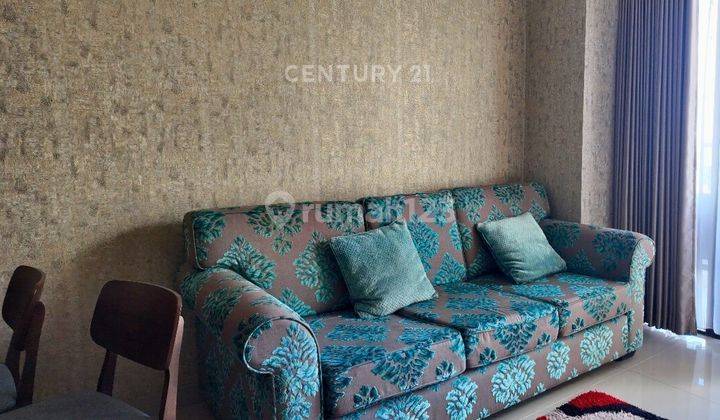 ruang tamu apartemen full furnish view perkotaan