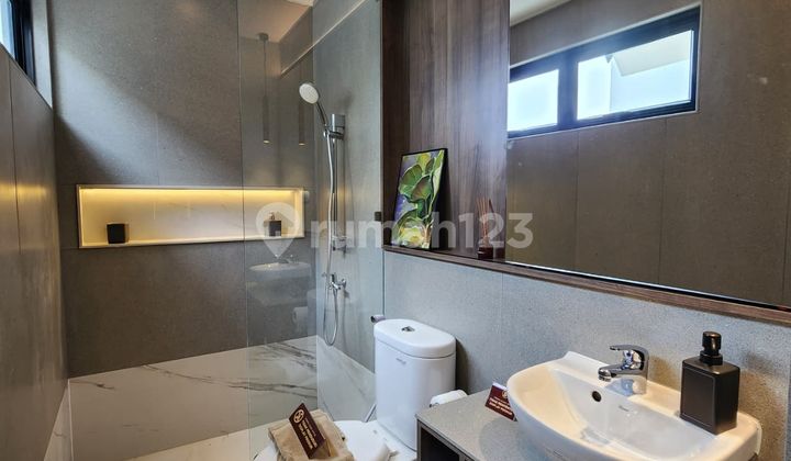 Rumah Mewah 3 Lantai untuk Pasangan Muda Rumah Mewah 3 Lantai untuk Pasangan Muda