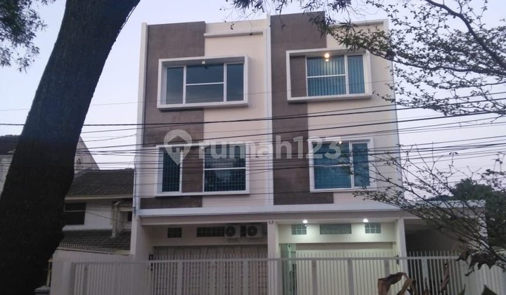 Rarely Are There Rendeng Shophouses on Sudirman Main Road, Bandung. Rarely Are There Rendeng Shophouses on Sudirman Main Road, Bandung.