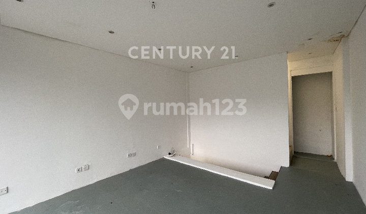 Padel Spot! 3-Story Ready-to-Use Shop House for Rent in Premium Kemang Location