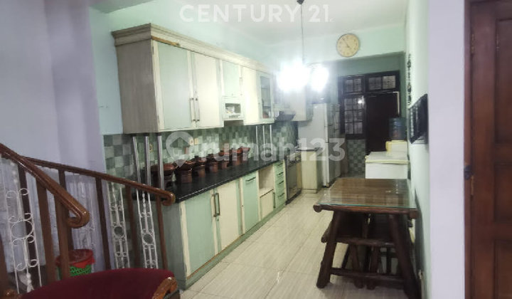 2-Story Hook House in a Strategic Area, Cempaka Putih, Central Jakarta 2