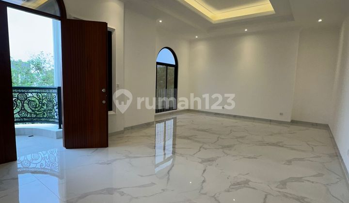 Rumah Mewah Brand New dengan Basement di Lippo Karawaci Rumah Mewah Brand New dengan Basement di Lippo Karawaci