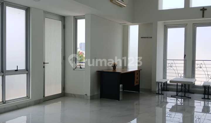 3-Story House Beside Swimming Pool in Summarecon Serpong