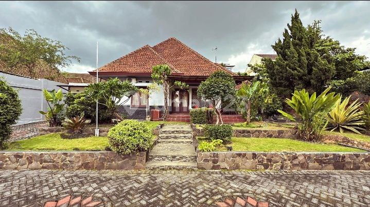 Dijual Rumah Klasik Asri di Tengah Kota Malang dengan Taman Luas Dijual Rumah Klasik Asri di Tengah Kota Malang dengan Taman Luas