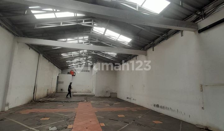 Ex-showroom warehouse in Pondok Bambu, East Jakarta Ex-showroom warehouse in Pondok Bambu, East Jakarta