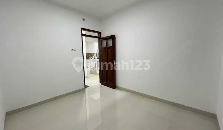 Rumah 2 Lantai Bagus Siap Huni di Pondok Bambu Jakarta Timur 2