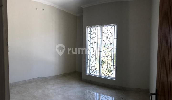 Rumah hook tanah luas 283 m2 bangunan 75 m2 siap huni di Sawangan Depok 2