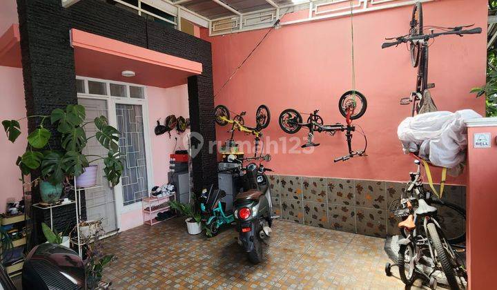 tampak depan rumah bagus shm di bekasi