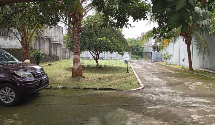 Rumah Luas dengan taman yg luas (800 m2) di jatikramat Bekasi