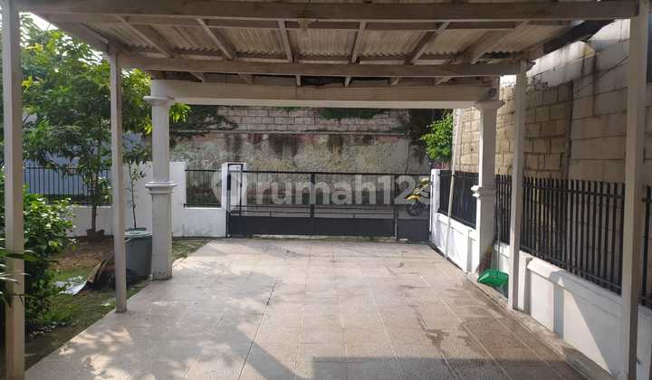 A comfortable, ready-to-live strategic house in Pancoran Barat, South Jakarta. 2