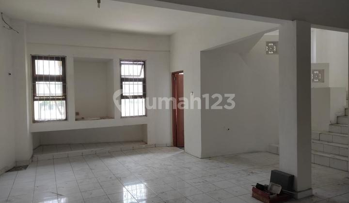 Ready-to-use 2-story shop house, strategically located on Siliwangi Street, Bekasi. 2