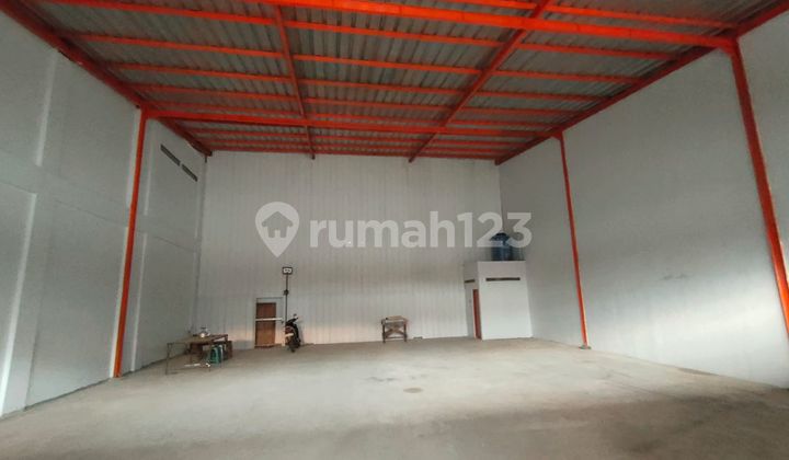 Business space of 200 m2 ready to use, strategic location on Jl. Ratna, Jatibening, Bekasi.