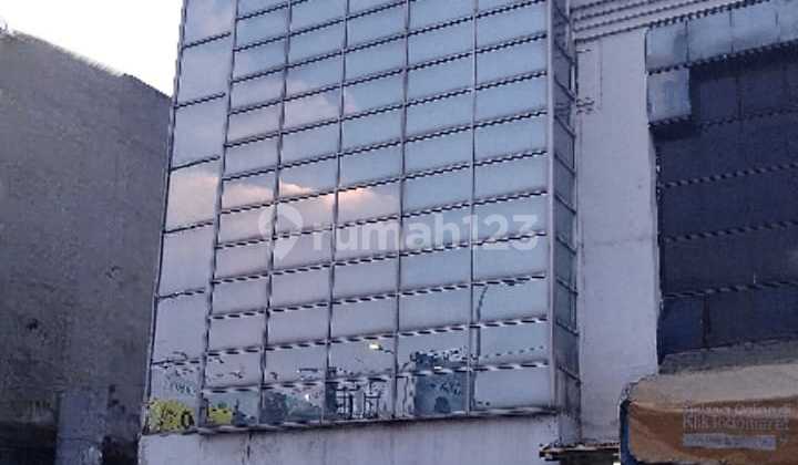 Strategic 3-story shop house ready for use in Kayuringin shopping area, Bekasi. 2
