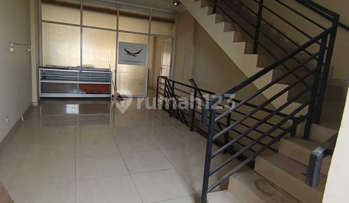 3.5-story ready-to-use strategic shop house on Jalan Raya Pekayon, Bekasi. 2
