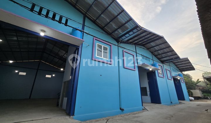 Three adjoining shop houses, each 200 m2, ready for use in Mustikajaya, Bekasi.