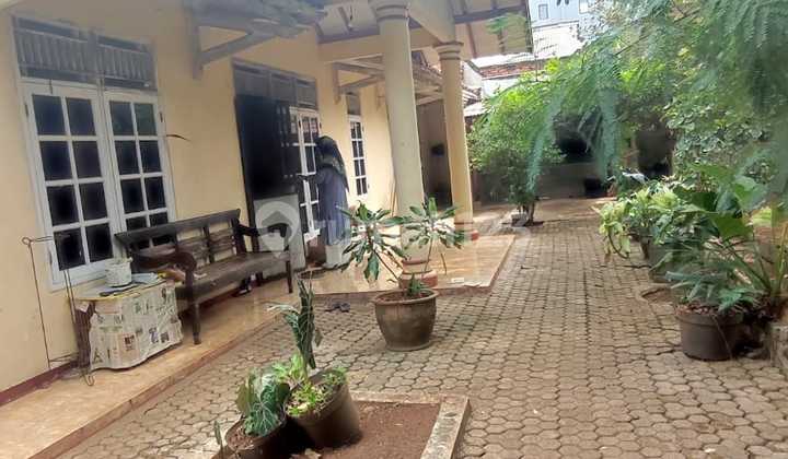 A spacious house + 2 shop houses + 1 stall on a large 1262 m2 land in Jatiwarna, Bekasi