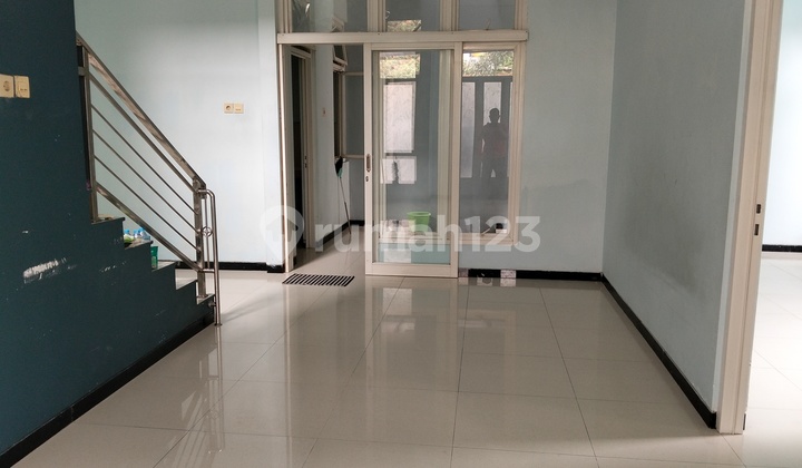 Beautiful 2-Story House in Gayung Kebonsari, Surabaya 2