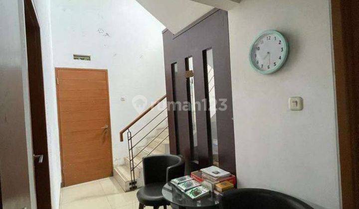 ruang keluarga rumah bagus posisi depan komplek