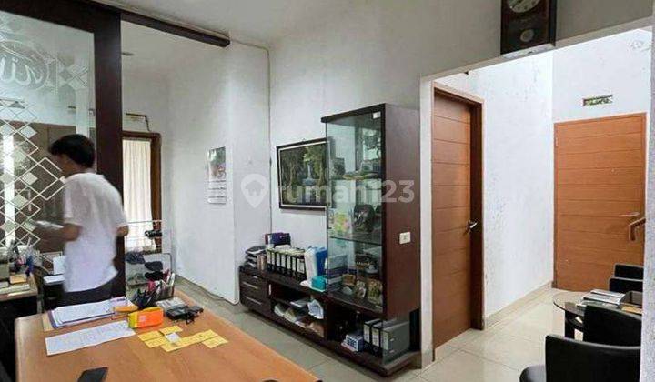 ruang keluarga rumah bagus posisi depan komplek