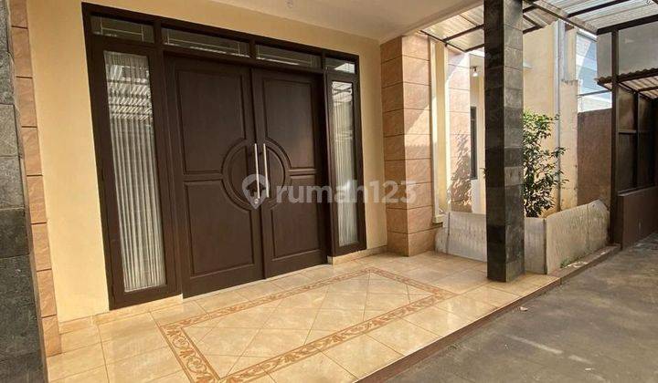 Rumah Mewah 2 Lantai Semi Furnished SHM di Setra Indah, Bandung 1