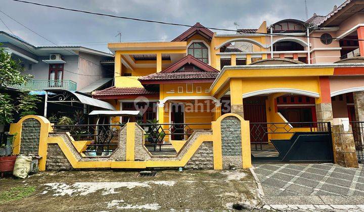 tampak depan rumah 2 lantai dalam komplek