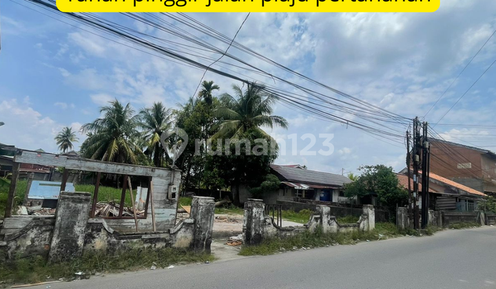 Land by the roadside in Plaju defense area near Muhammadiyah University.
