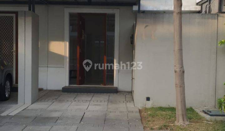 tampak depan dijual rumah 2 lantai cluster