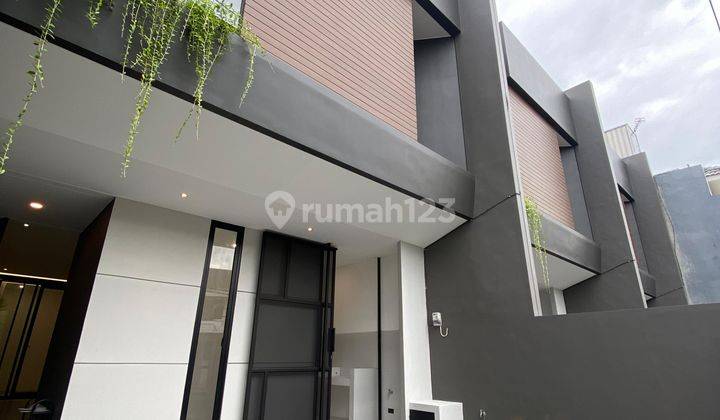 tampak depan dijual rumah 2 lantai baru