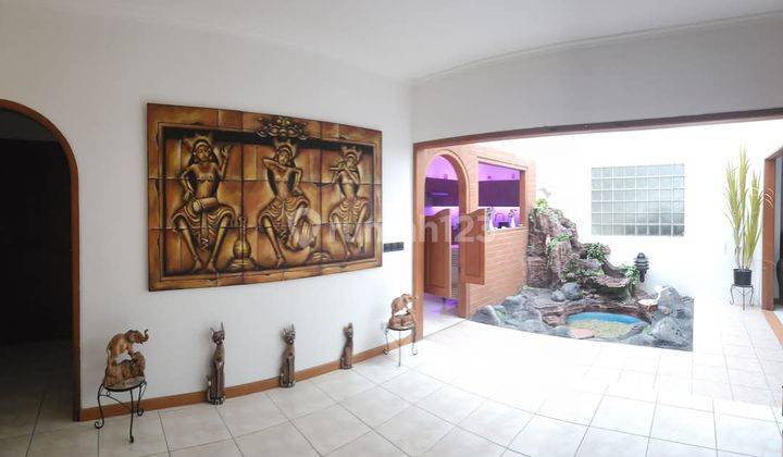 Disewakan Rumah Mewah 2 Lantai Lengkap Private Pool Dekat Pakuwon Mall 2