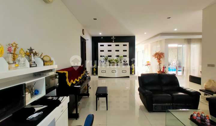 Dijual Rumah Mewah Lokasi Graha Family Lengkap Dengan Pool Dan Semi Furnished 2