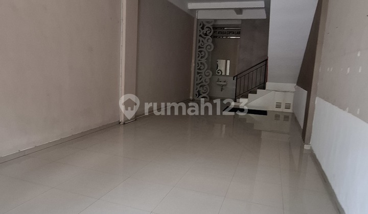 Translation: "Ready-to-Occupy Shop House for Sale in City Center, Jalan Kartini Surabaya Location." 2