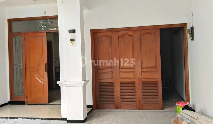 *di Jual / Disewakan Rumah 2 Lt Baru Renovasi Jl Dukuh Kupang Timur*  1