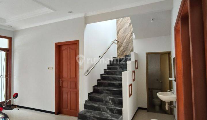 *di Jual / Disewakan Rumah 2 Lt Baru Renovasi Jl Dukuh Kupang Timur*  2