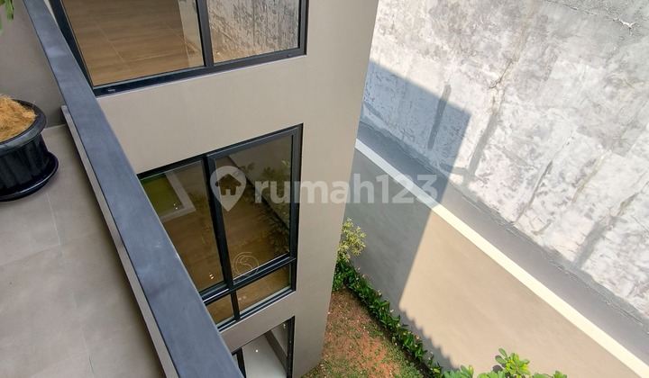 Rumah dengan Design Modern di Cluster Versailles Bsd Tangerang Selatan. 2