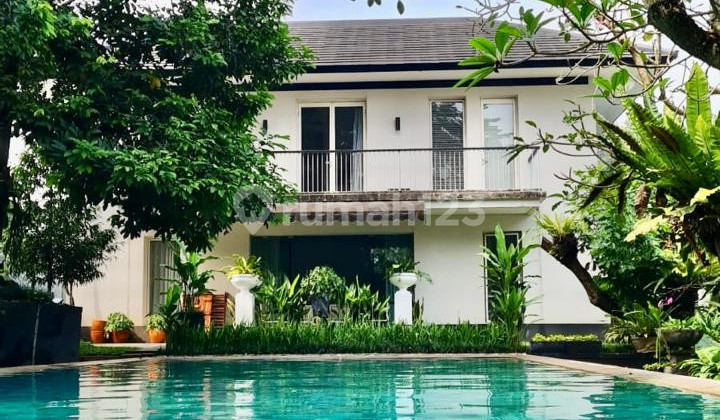 Rumah Halaman luas,ada pool,lokasi oke di Bintaro Jaya. Rumah Halaman luas,ada pool,lokasi oke di Bintaro Jaya.