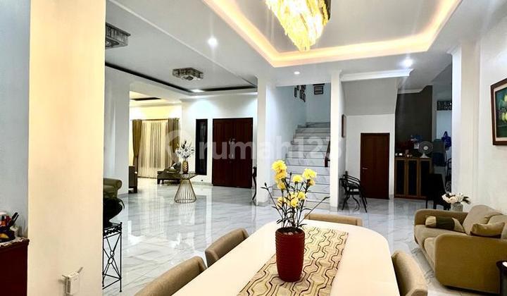 Luxurious House in Lebak Bulus 10m - Free Furniture & 1 Minute to MRT Location! Luxurious House in Lebak Bulus 10m - Free Furniture & 1 Minute to MRT Location!