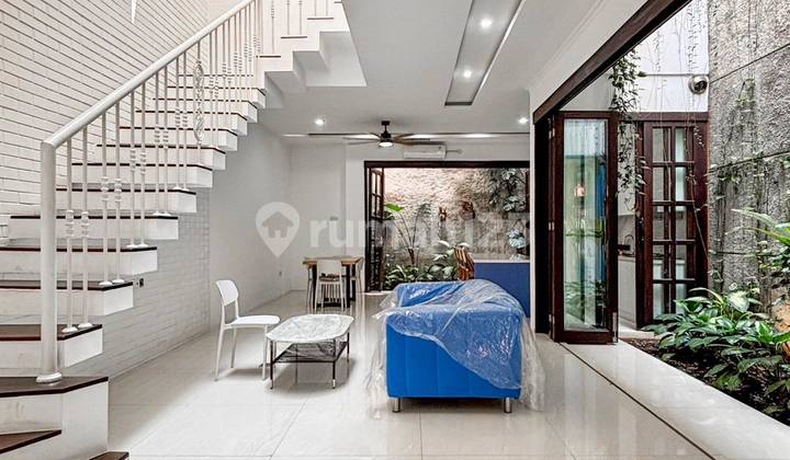 Rumah Baru Dan Siap Huni, Bangunan 3 Lantai di Cilandak 2