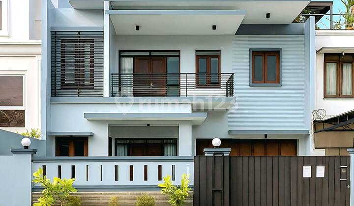 Bangunan 2 Lantai Terawat Dan Siap Huni, Dalam Komplek Besar Bangunan 2 Lantai Terawat Dan Siap Huni, Dalam Komplek Besar