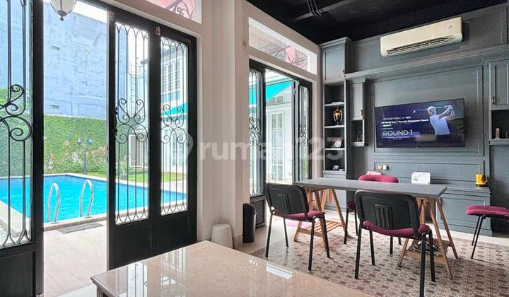 Rumah Mewah Bangunan Terawat Dan Siap Huni, With Backyard & Pool