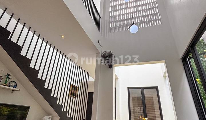 Like New, Bangunan 3 Lantai, Sangat Terawat Dan Siap Huni 2