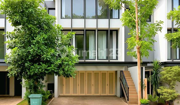 Rumah 3 Lantai Terawat & Siap Huni, Dalam Townhouse, Jalan Lebar