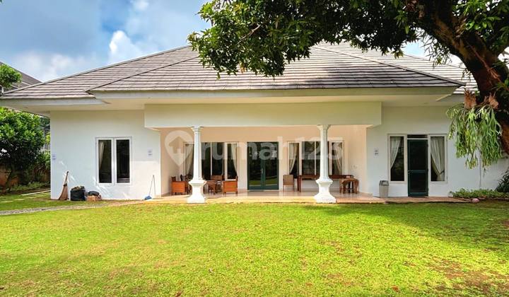 Rumah 1 Lantai Terawat, Tanah Luas, Halaman Hijau & Swimming Pool