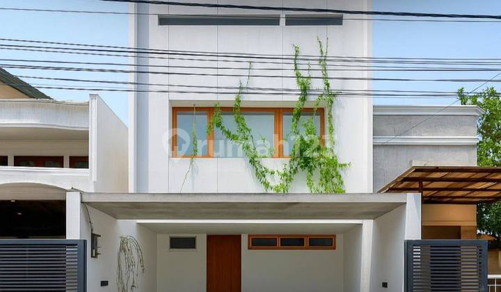 Bangunan 3 Lantai Plus Rooftop Garden, Terawat Dan Siap Huni