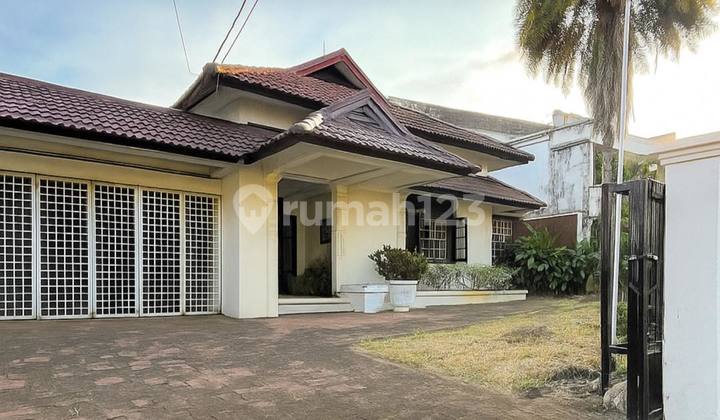 Rumah Lama Terawat, Lokasi Strategis Bangunan 2 Lantai Di Menteng Rumah Lama Terawat, Lokasi Strategis Bangunan 2 Lantai Di Menteng