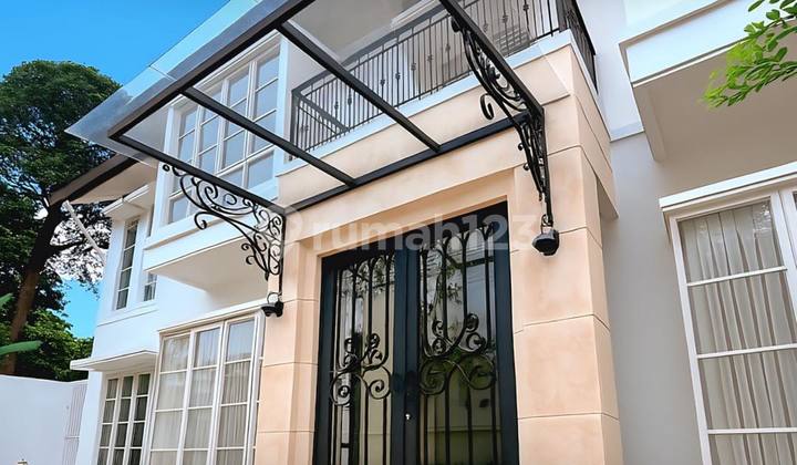 Rumah Mewah Bangunan Terawat Dan Siap Huni, Backyard & Pool Besar