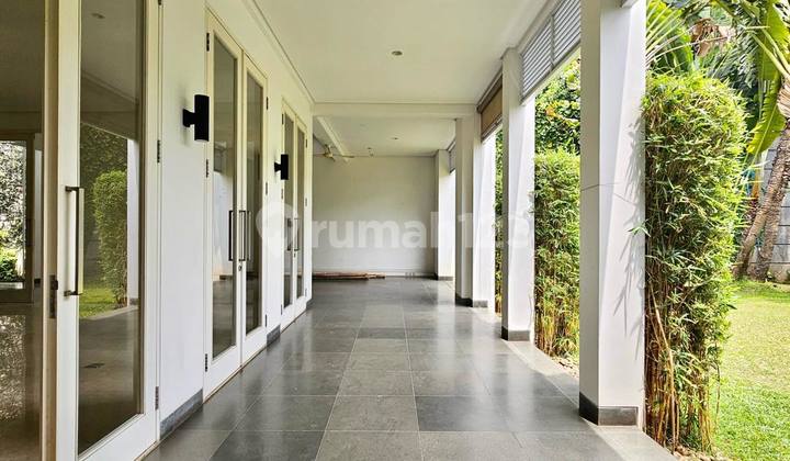 Rumah Mewah Modern Tropis Siap Huni, 2 Lantai, Semi Furnished 2