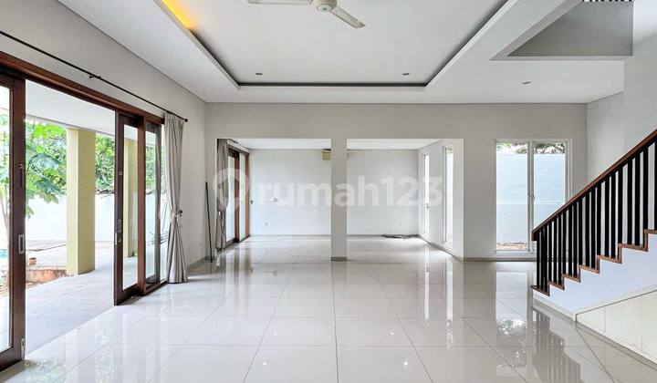 Bangunan 2 Lantai Terawat Dan Siap Huni, Private Pool di Kemang 2