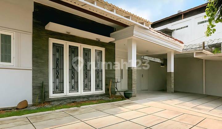 Rumah 2 Lantai Terawat Dan Siap Huni, Bangunan 2 Lantai Di Kemang